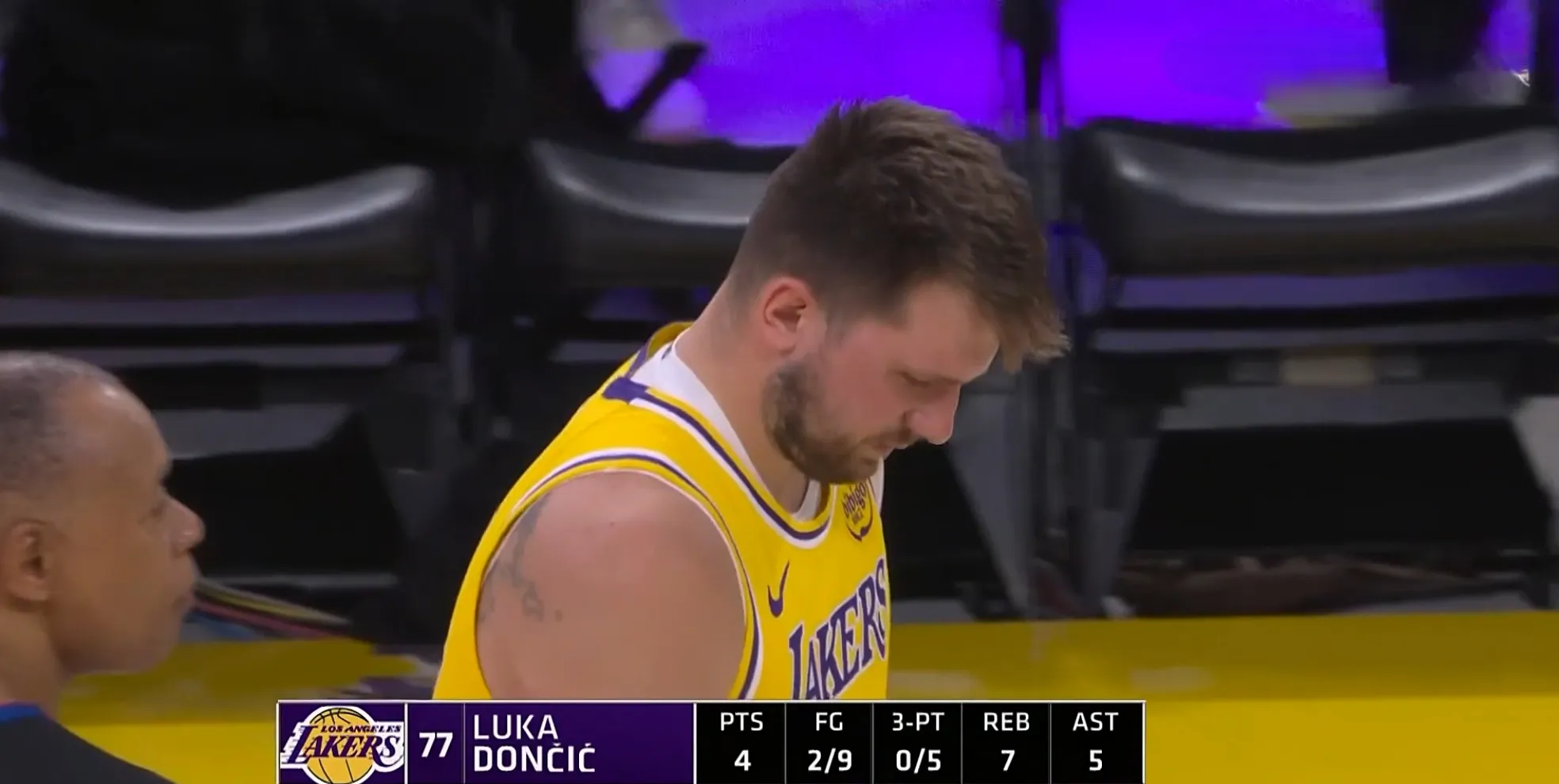 开云在线开户-刷新纪录首场状态出色，公牛观众沸腾！，东契奇重返赛场观众掌声雷动-开云在线开户